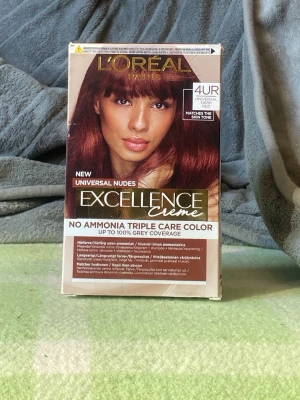 L'Oréal Excellence Creme hårfärg röd - L'Oréal Excellence Creme Universal Nudes hårfärg i nyansen 4UR Universal Red. Färgen är rödbrun och ger upp till 100% täckning av grått hår. Ammoniakfri formula med trippelvård för håret. Förpackningen innehåller allt du behöver för färgning hemma.