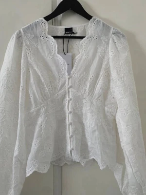 Gina tricot blus - Endast testad, han tyvärr ta bort lappen så kan inte skicka tillbaka.