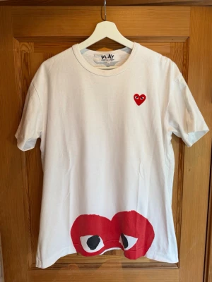 Vit Comme des Garçons Play t-shirt - Storlek XL