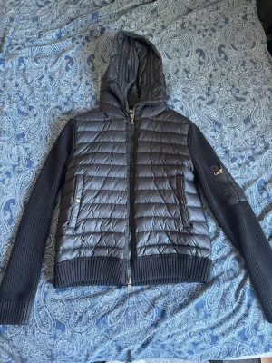 Moncler cardigan - Säljer denna då den ej använs. Den är i jättebra skick, knappts använd. Den sitter bra på! Hör av dig om du har någon fundering. 