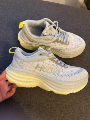 Hoka skor - Fits a bit smaller  for me is size 38 but fits perfectly for 37 or 37 1/2 💖