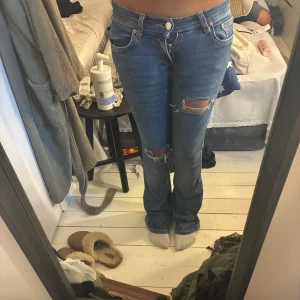 Hollister jenas med hål - Säljer jätte snygga blå lpw waist bootcut jenas med hål då jag it använder dem löngre och dem har ett hål i inre låret men ngt man kan sy ihop❤️