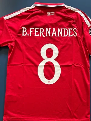 Bruno Fernandes Manchester United Fotbollströja  - Helt ny Bruno Fernandes Manchester United Fotbollströja finns i storlek S och M. Säsongen 26/27