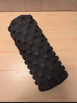 Casall Foam Roller - Säljer en Casall foam roller i utmärkt skick. Denna foam roller är idealisk för att massera ömma muskler efter träning, förbättra rörligheten och påskynda återhämtningen.