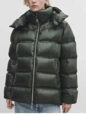 massimo dutti jacka  - Säljer min mörk gröna massimo dutti jacka i storlek Xs!💚Den är använd fåtal gånger så den är i jätte bra skick!!