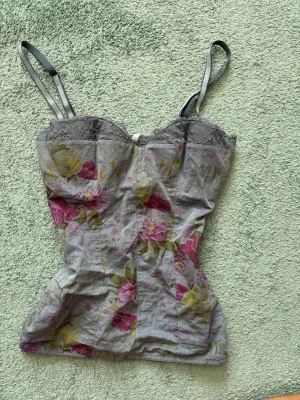 Intimissimi spets korsett  - Super söt topp med blom detaljer, perfekt för sommaren. Passar XS-S