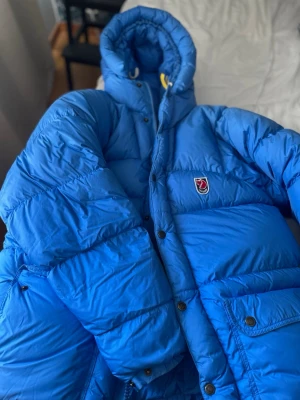 Fjällräven jacka blå -  En blå fjällräven jacka. Det står s men passform är typ L/XL.