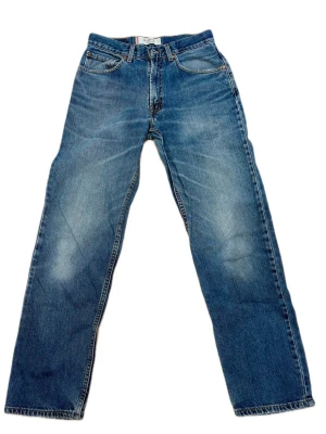 Levis 550 - Riktigt schyssta jeans ifrån Levis. I storleken 31/34. Snygga slitningar och wash. Bara att hör av sig vid frågor eller funderingar