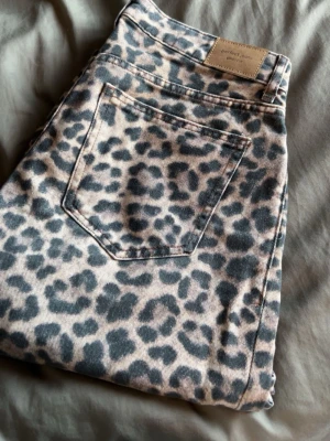 Leopardmönstrade jeans från Gina tricot  - Säljer ett par snygga leopardmönstrade jeans från Gina tricot. Byxorna har raka ben, hög midja och är gjorda i ett mjukt bomullsmaterial.