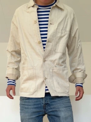 Beige Overshirt - Beige Overshirt sitter i strl S. Bra skick utan nåra defekter och Hör gärna av er vid frågor elr funderingar!!