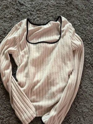 Beige ribbad tröja med svart kant - Bara provat 💕