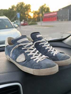 Philippe Model Prsx - Snygga blå sneakers från Philippe Model i mjuk mocka med vita detaljer och vita skosnören. Sparsamt använda och fick dom i julklapp 2025, så har ej tillbehör. 1499kr ✅