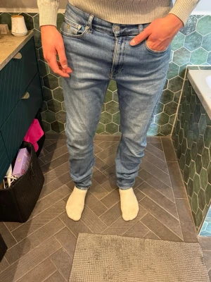 Ljusblå slim fit jeans - Snygga jeans från Calvin Klein- slim fit. Storlek w32 l34! 