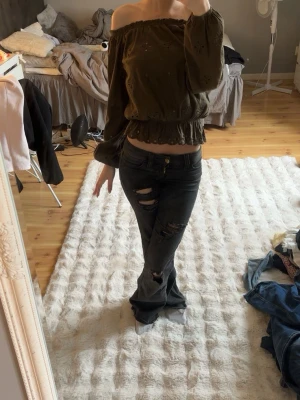 Lågmidjade Bootcut jeans Cheap Monday  - Snygga låga jeans. Använt mycket, är avklippta att passa någon som är runt 160cm! + egen gjorda hål som ni ser på bilderna💞 bra skick annars! Storlek 24/32