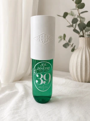 Sol de Janeiro Cheirosa 39 Parfym - Aldrig använd, limited edition. Sol de Janeiro Cheirosa 39 är en parfym i en stilren, grön glasflaska med stor vit kork. Flaskan har en modern design med tydlig logga och siffran 39 i vitt. Doften är inspirerad av tropiska toner och passar dig som gillar fräscha och unika parfymer.