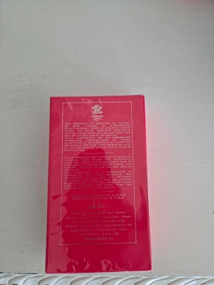 Creed Viking Eau de Parfum 100ml - Creed Viking Eau de Parfum är en exklusiv parfym i en röd, elegant kartong med silverdetaljer och ett vikingaskepp på framsidan. Förpackningen är 100 ml och utstrålar lyx och klass. Perfekt för dig som vill ha en unik och kraftfull doft.