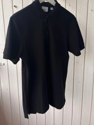Burberry Piké - En fin, nästan helt oanvänd. Pris går att diskuteras vid snabb affär. Strl XS ( Burberry Xs = S /M