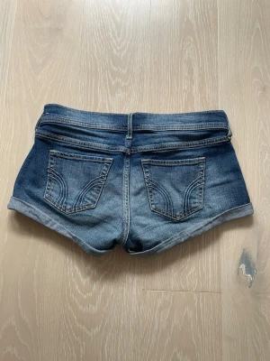 Snygga lågmidjade jeansshorts från hollister - Jag säljer ett par jättefina jeansshorts som jag köpte av en tjej här på Plick förra året. Jag gillar dem jättemycket men dem är tyvärr lite stora på mig och därför vill jag sälja de❤️ ni kan skriva om ni har några funderingar eller vill komma med pris förslag❤️ dem är även i väldigt bra skick och har inga skador eller liknande