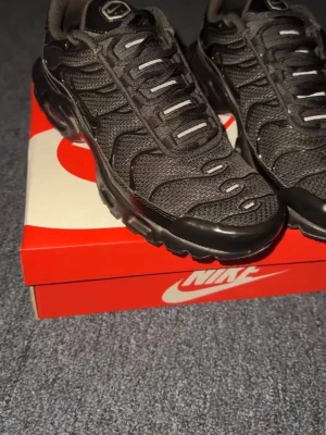 Nike Tn plus svarta - Den har inga repor eller något fel och den är svart har reflex den passar inte riktigt mig den är nästan helt ny och storlek 39 för mindre än halva priset skorna är både för killar och tjejer 