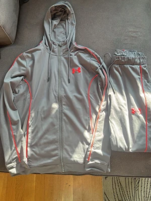 Under armour set - Säljer nu min under armour set. Säljer inte individuellt! Inga hål eller allvarliga skador.  MÖTS BARA UPP I GÖTEBORG‼️