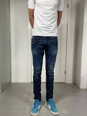 Replay Anbass Jeans  - Säljer nu dessa Replay Anbass Jeans, W31 o L32 o mått: ca 39 o 103 cm. skriv för fler bilder/frågor🙌🏼