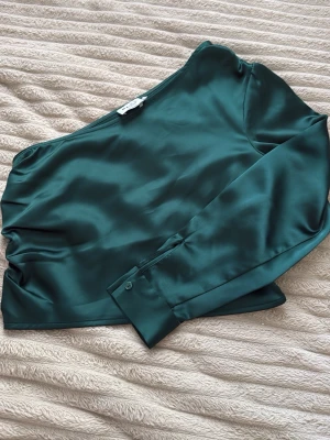One shoulder topp  - Satin material och jättefin