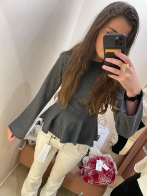 Snygg tröja - Grå snygg långärmad tröja från Gina. Strl M men kan passa S också. Inte använd alls många gånger