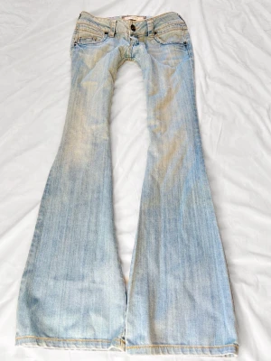 Vintage ljusblå superlågmidjade jeans - Midjemått rakt över 40 cm Innebenslängd: 93 cm