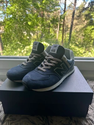 New Balance 574 - Snygga mörkblå New Balance 574 i färgen Navy/White | Skorna har mesh och mocka-material | Skick: 9/10, knappt använda | Nypris: 1450kr, mitt pris 759kr (inte hugget i sten) | Perfekta sneakers nu inför sommaren |