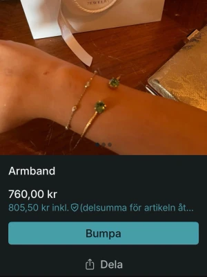 Guldigt armband med gröna stenar - Snyggt och elegant armband i guldton med två gröna stenar och en tunn kedja. Armbandet har även små pärldetaljer som ger en extra touch. Perfekt accessoar för att lyfta din stil.