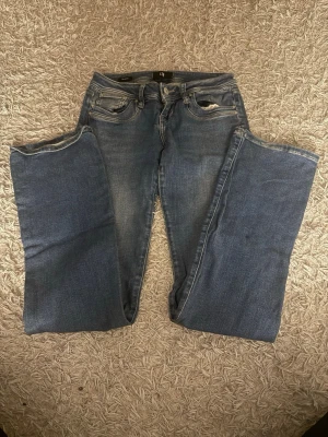 Blå jeans från LTB - Snygga blå jeans från LT7 med klassisk femficksdesign och knappgylf. Jeansen har en lätt tvättad look och är perfekta för en avslappnad stil. Fler bilder kan skickas. Innerbenslängt 87, midjemått 35💗