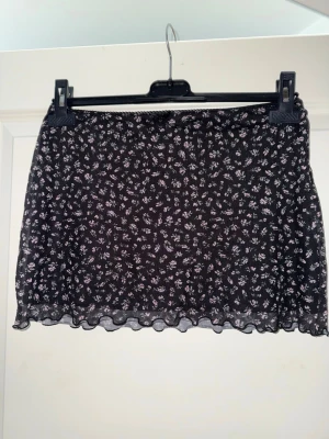 Blommig mini kjol - Blommig kjol från H&M, knappt använd. Storlek xs/s. 