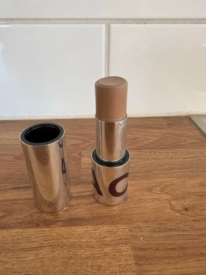 Caia contour stick - Använd några få gånger. Färgen hazelnu
