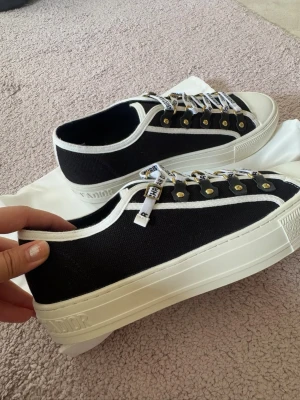 Svarta Dior sneakers med vita detaljer - Snygga svarta Dior sneakers med vita detaljer skorna är oanvänd har tyvärr inga kvitto kvar, skickar endast spårbar, passar någon som har 39/40 