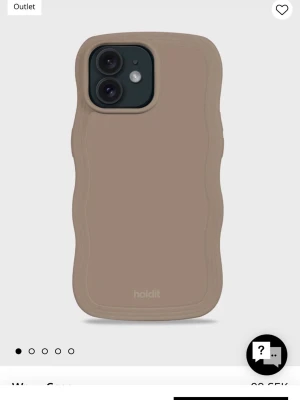 Beige vågigt mobilskal från Holdit - Snyggt mobilskal i beige från Holdit med vågig form som ger ett unikt grepp. Tillverkat i mjukt silikonmaterial som skyddar mobilen och känns skönt i handen. Perfekt för dig som vill ha ett stilrent men ändå annorlunda skal. IPhone 12!!🥰 Knappt använt då jag fick en ny mobil efter jag hade köpt skalet💕