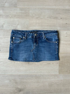 Blå Y2K Mini Skirt Jeanskjol SeductionsFD Embroidery  - Mycket fin kjol i blå färg. Kjolen är i mycket bra skick och sparsamt använda. |  Äkta som allt annat jag säljer! ✅ |  Storlek: L / 40  | Skick: Mycket Bra Skick | Färg: Blå | Märke: Seductions FD | Modell: Kjol |   Hör gärna av dig vid frågor så svarar jag så fort jag kan! 😁 |  (SKU - 149)