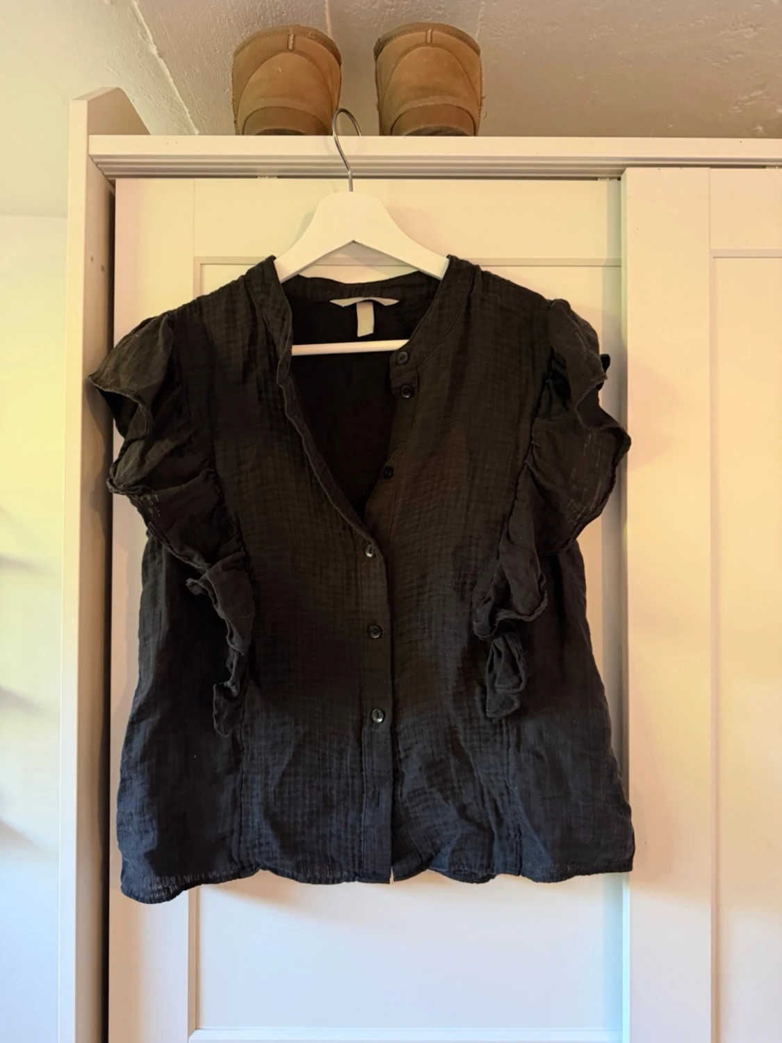 Svart blus med volangärmar