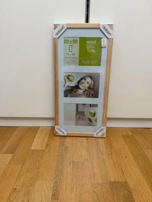 Träram 23x50 cm från Nielsen - Snygg rektangulär träram från Nielsen i storlek 23x50 cm. Ramen har en ljus träfärg och glasfront. Passar både stående och liggande format och har metallfästen på baksidan för enkel upphängning.