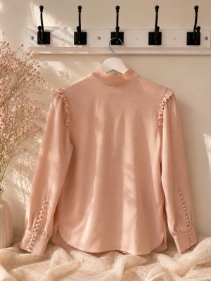 Ljusrosa blus med volangdetaljer - 🌸 Ljusrosa elegant blus med fina detaljer 🌸 Superfin puderrosa blus med romantiska volanger och söta knappar längs ärmarna ✨ Ger verkligen classy & feminine vibes och passar perfekt både till jeans, kjol eller finare outfits 💕 Såå fin till våren/sommaren!  Köpt på vikingline för 656 kr🤍 Helt ny ocu oanvänd med prislapp på🌸              Bundle finns🤍  - Soft and pieces  