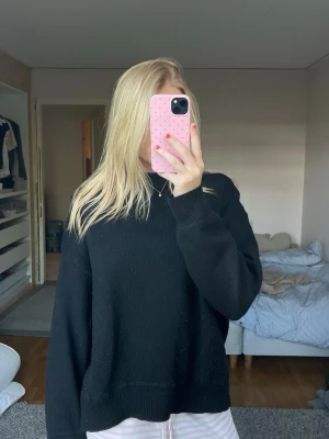 Svart stickad tröja från H&M - Basic fin svart stickad från hm💕😍