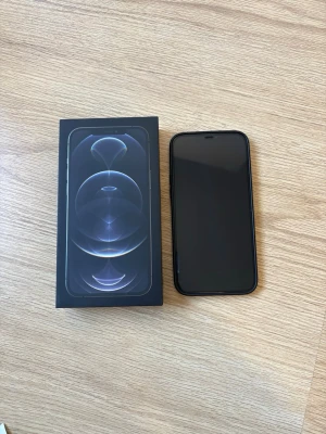 Apple Iphone 12 pro max, 128 GB, 74% - Säljer billigare på vinted! Jag säljer en Iphone 12 pro max. Telefonen är full fungerande, allt fungerar som det ska. Kommer i sin originalförpackning . Skada bara på baksidan (kolla bild).  Går att köpa denna och få med alla skal som är med på min andra annons!  Kommer med:  - Skärmskydd som redan finns på telefonen - Svart skal  📱Minne: 128 GB 🔋Batteritid: 74% ✨Skick: tillfredsställande ❌Ingen kabel ✅Upplåst, iCloud utloggad  Klar att använda direkt efter köp.