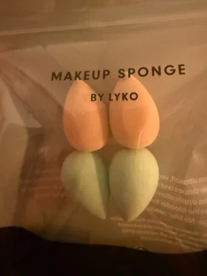 Makeupsvampar från Lyko, 4-pack - Fyra makeupsvampar från Lyko i mjukt material. Två är ljusrosa och två är ljusgröna, alla med droppformad design som gör det enkelt att applicera foundation eller concealer. Perfekta för att få till en jämn och snygg bas.