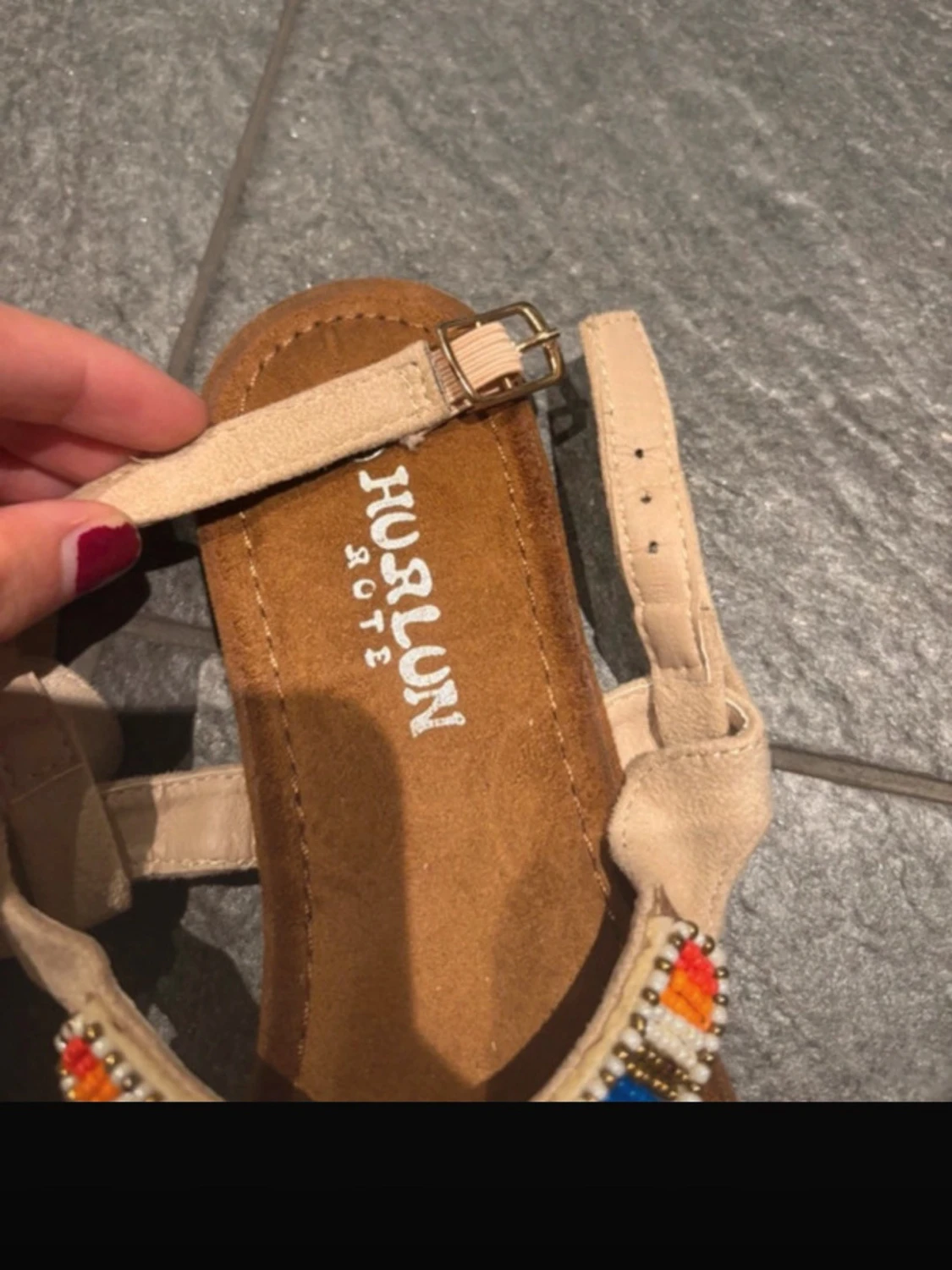 Beiga sandaler med färgglada pärlor - 4