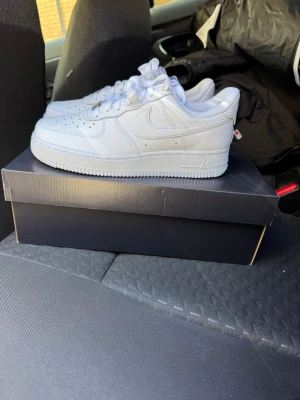 Nike Air Force 1 '07 Flyease vita sneakers, strl 38. - Helt nya & oanvända Nike Air Force 1 '07 Flyease vita sneakers, strl 38.  Skorna har inte blivit använda eller testade.  Original kartong medföljer.  Nypris hos Nike 1400 kr
