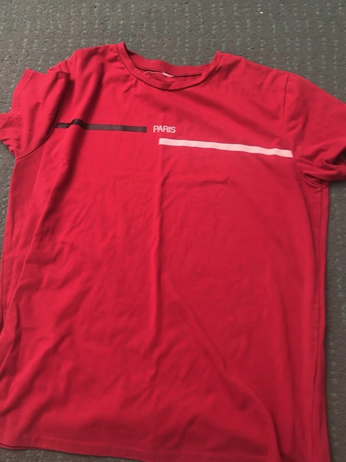 Röd t-shirt med PARIS-tryck