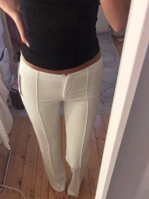 Vita lågmidjade kostymbyxor   - Vita lågmidjade kostymbyxor från Nelly! Helt oanvända med prislapp kvar. Jättefina men tyvärr lite för tajta på mig, så därför säljer jag dem! 🤍