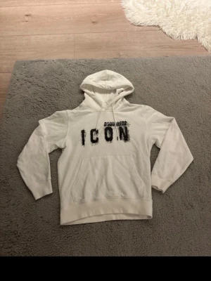 Vit hoodie från Dsquared2  - Säljer en vit hoodie från Dsquared2. Klassisk känguruficka framtill och justerbar huva. Helt ny utan prislapp