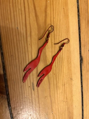 Örhängen tranor emalj - Handgjorda emaljörhängen föreställande tranor, lackerade i rött på ena sidan och svart på andra sidan. 