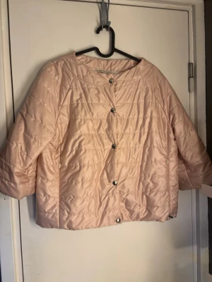 Ljusrosa pufferjacka Hernoliknande - Säljer en snygg ljusrosa pufferjacka med trekvartsärmar som liknar Hernojackorna. Jackan är tunn och prefekt för våren att bara ha över en tröja! Står ingen strolek men skulle säga S/M💗💗köpt från vinted!