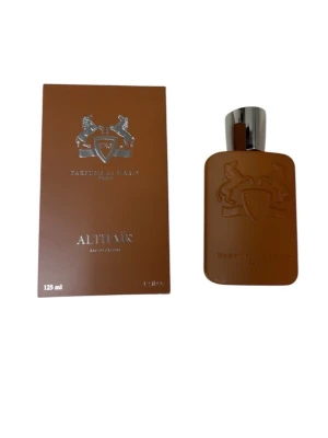 Parfums de Marly Althaïr EdP 125ml - Althaïr Eau de Parfum från Parfums de Marly i en snygg brun flaska med silverfärgat lock. Flaskan har en elegant, rektangulär form med reliefmönster av två hästar och logotyp. Förpackningen matchar flaskans bruna färg och har silverdetaljer. Volym: 125 ml.